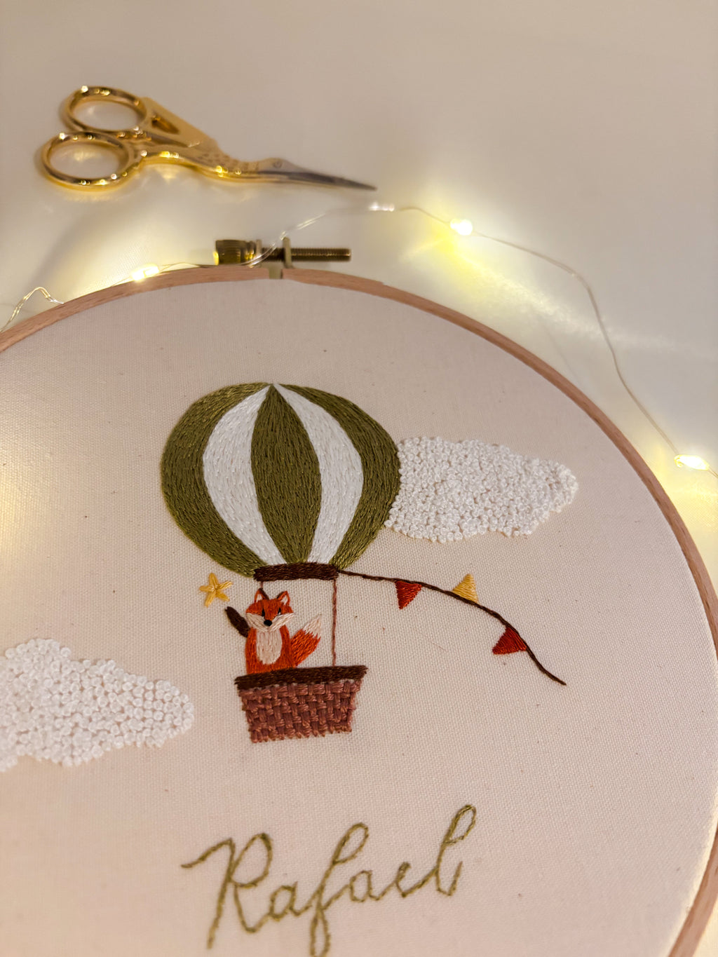 Porta Maternidade bordado à mão e personalizado 🌸