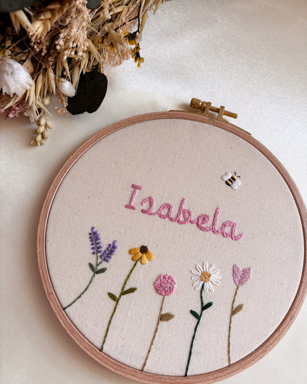 Porta Maternidade bordado à mão e personalizado 🌸