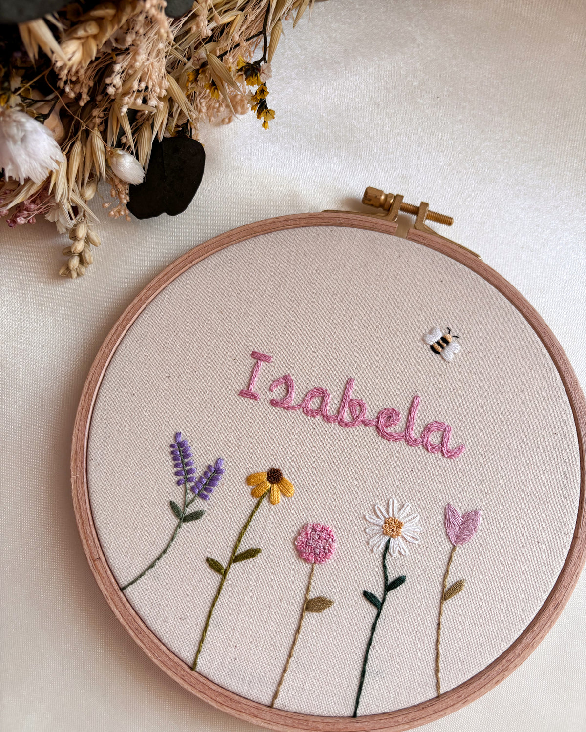Porta Maternidade bordado à mão e personalizado 🌸