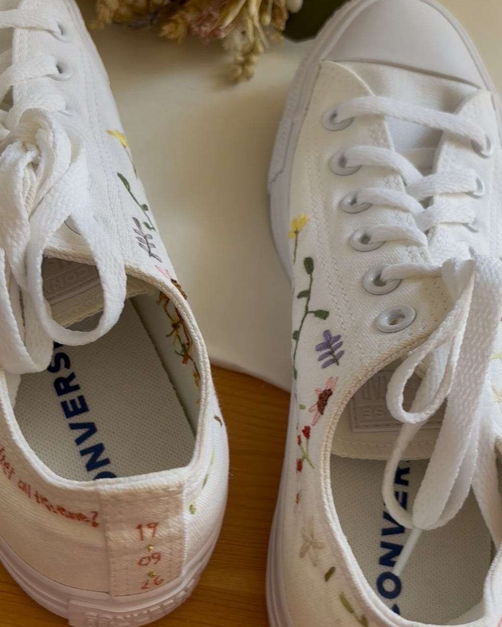 Sapatilhas bordadas à mão e personalizadas 👟