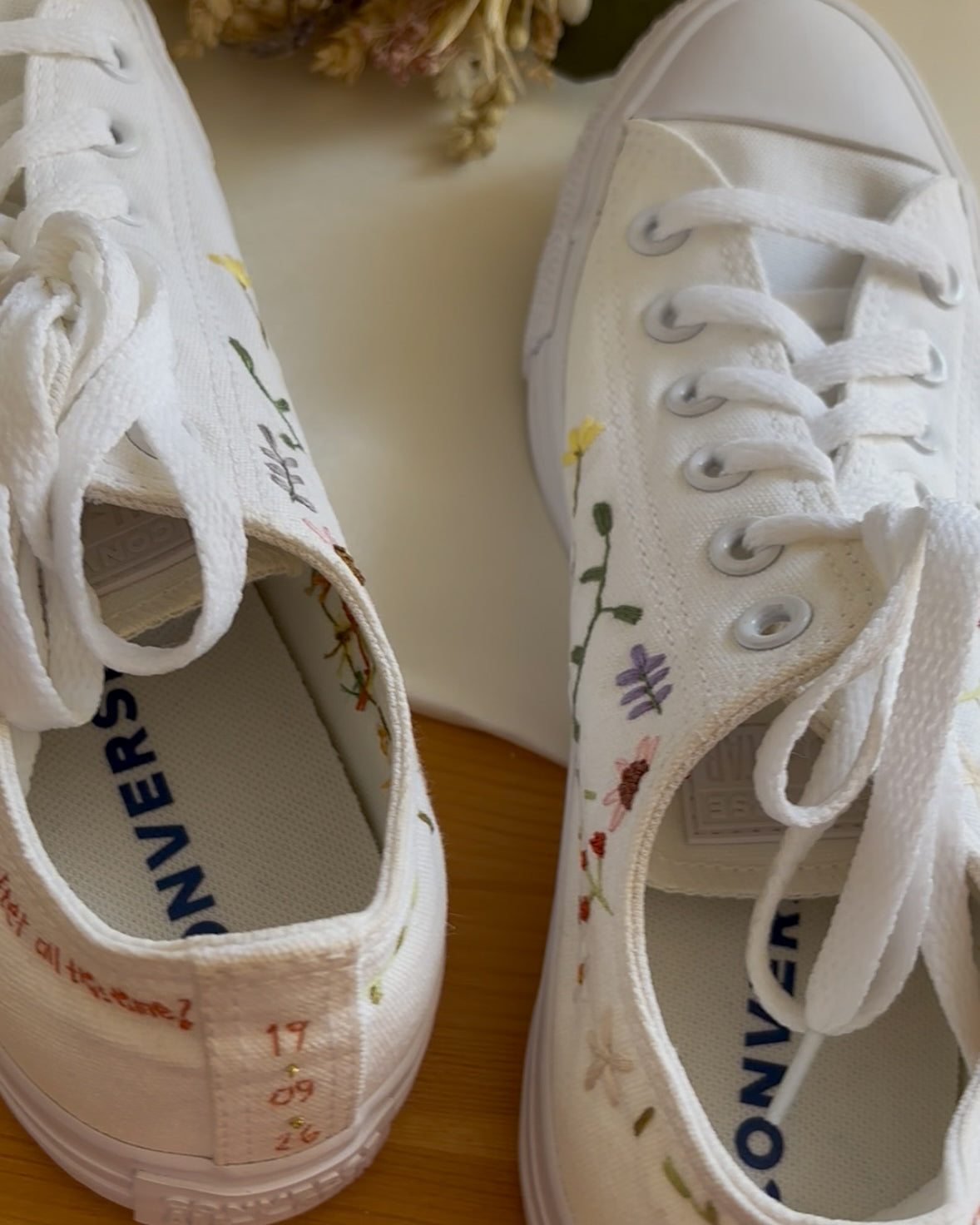 Sapatilhas bordadas à mão e personalizadas 👟
