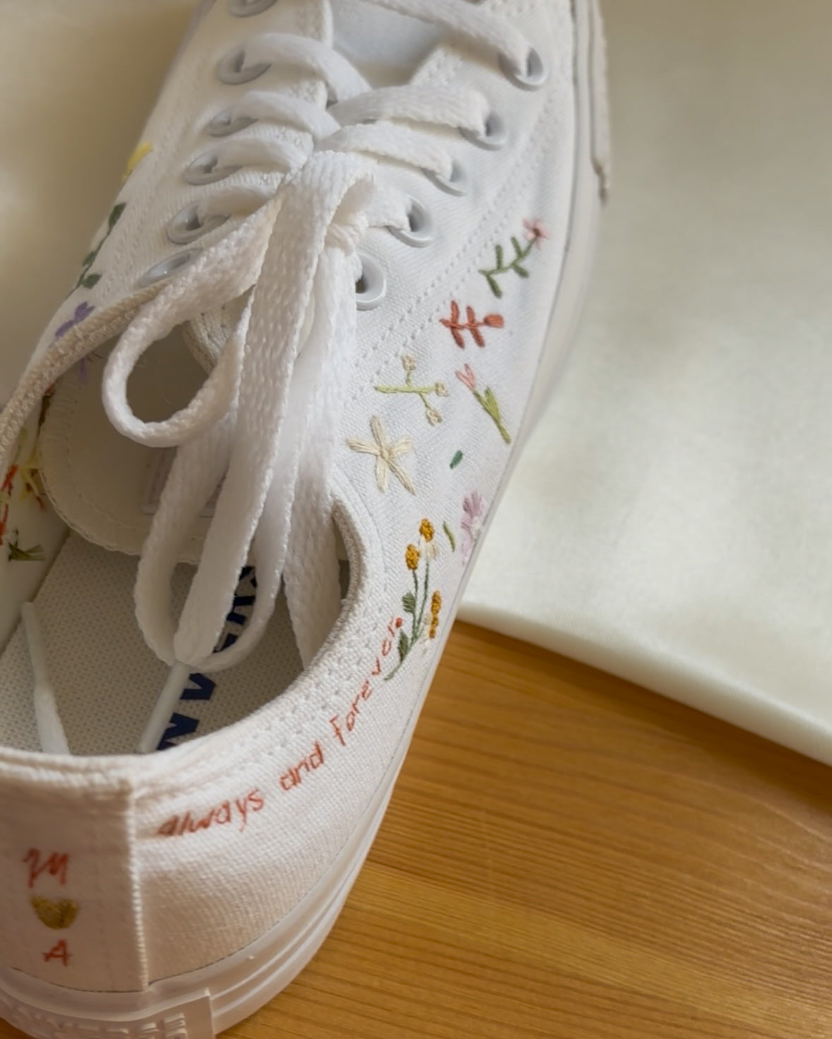 Sapatilhas bordadas à mão e personalizadas 👟